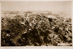 Na de Franse overwinning bij Carency: Verwoeste Duitse loopgraaf op heuvel 125, 1914-19 door French Photographer